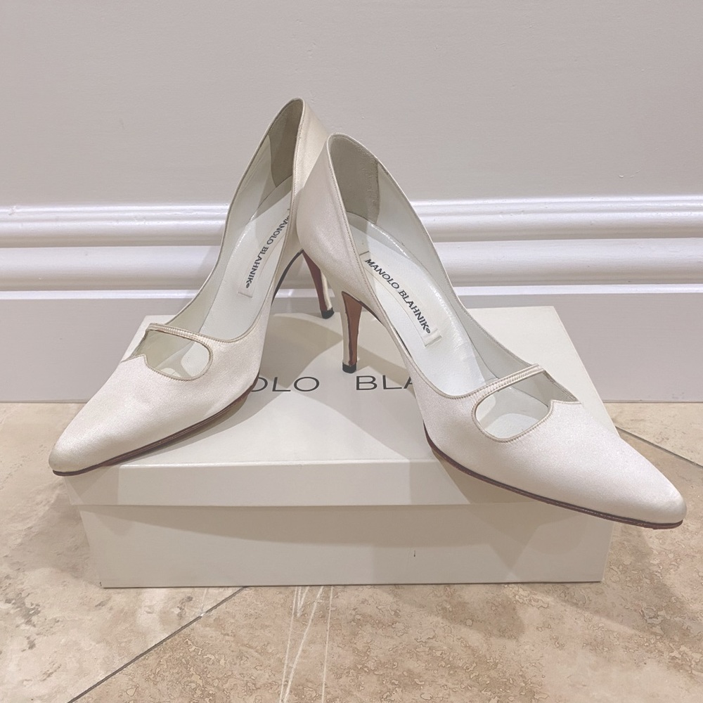White Satin Manolo Blahnik 7 - Excellent Condition